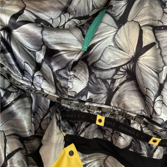 Oakley Gretchen Bleiler Signature Series Women's Snow Jacket. Size Large - Picture 4 of 8